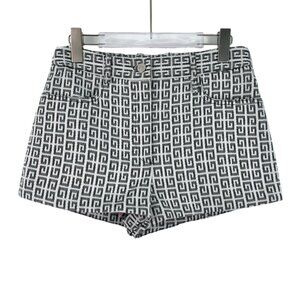 パンツ Fendi Beige 5-Pocket Shorts With Embossed Logo Detail Fendi Beige 5-Pocket Shorts With Embossed Logo Detail